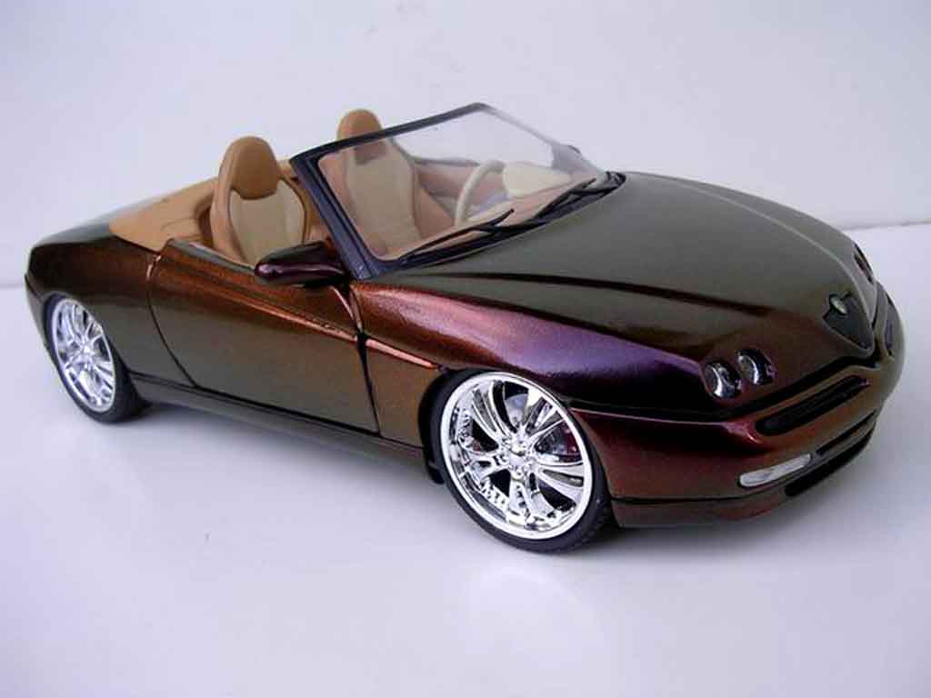 Alfa Romeo Spider GTV v6 V 3.2 24v spider peinture cameleon 1/18 Maisto