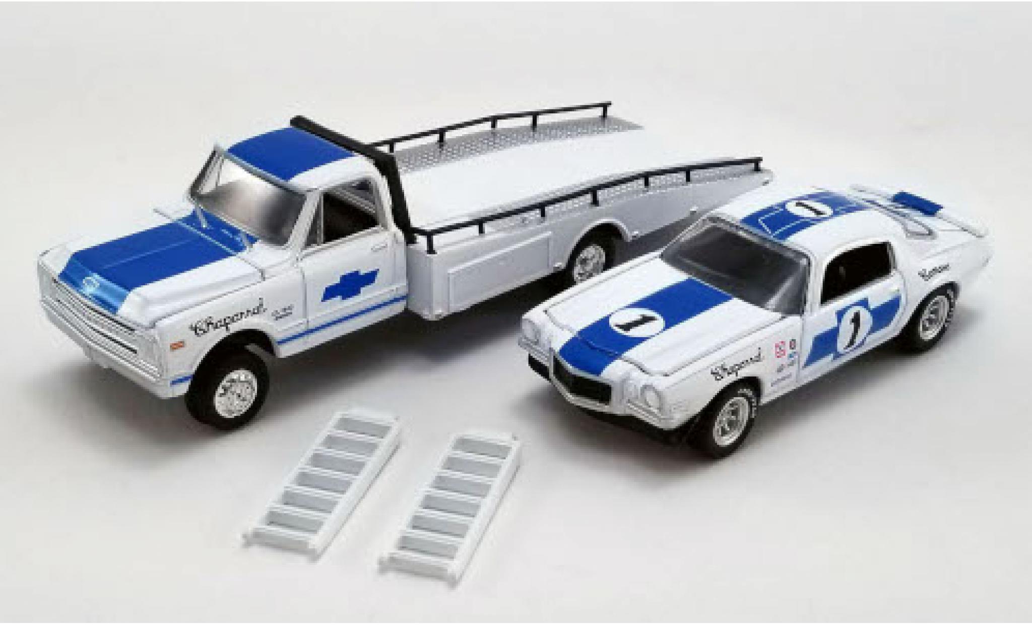 Chevrolet C-30 1/64 ACME Ramp Truck white/blue Chaparral 1967 avec 1970 Trans Am Camaro et Rampes de chargement diecast model cars