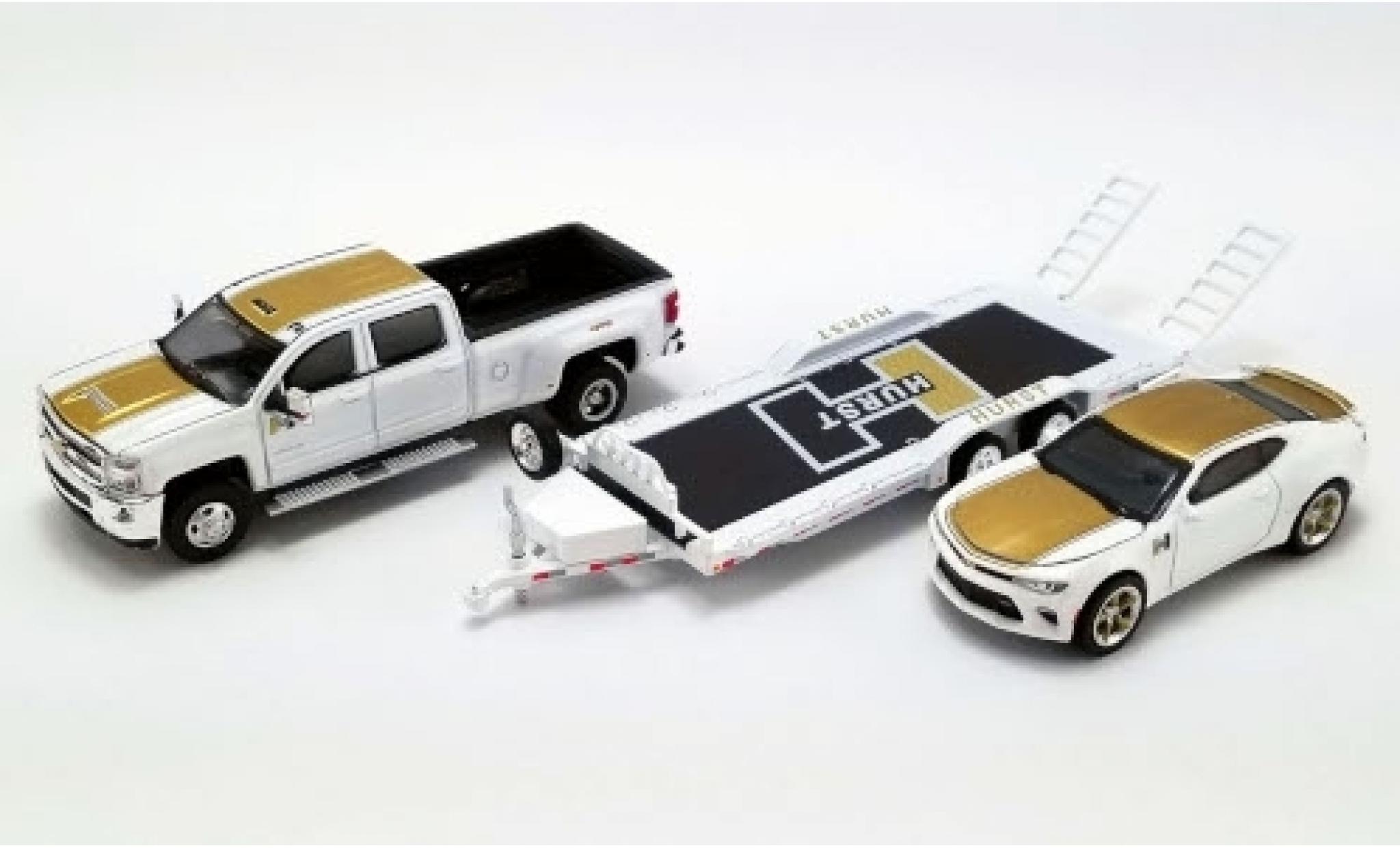 Chevrolet Silverado 1/64 ACME 3500 HD Hurst Performance 2018 avec Camaro SS et 2-Achs-remorque diecast model cars