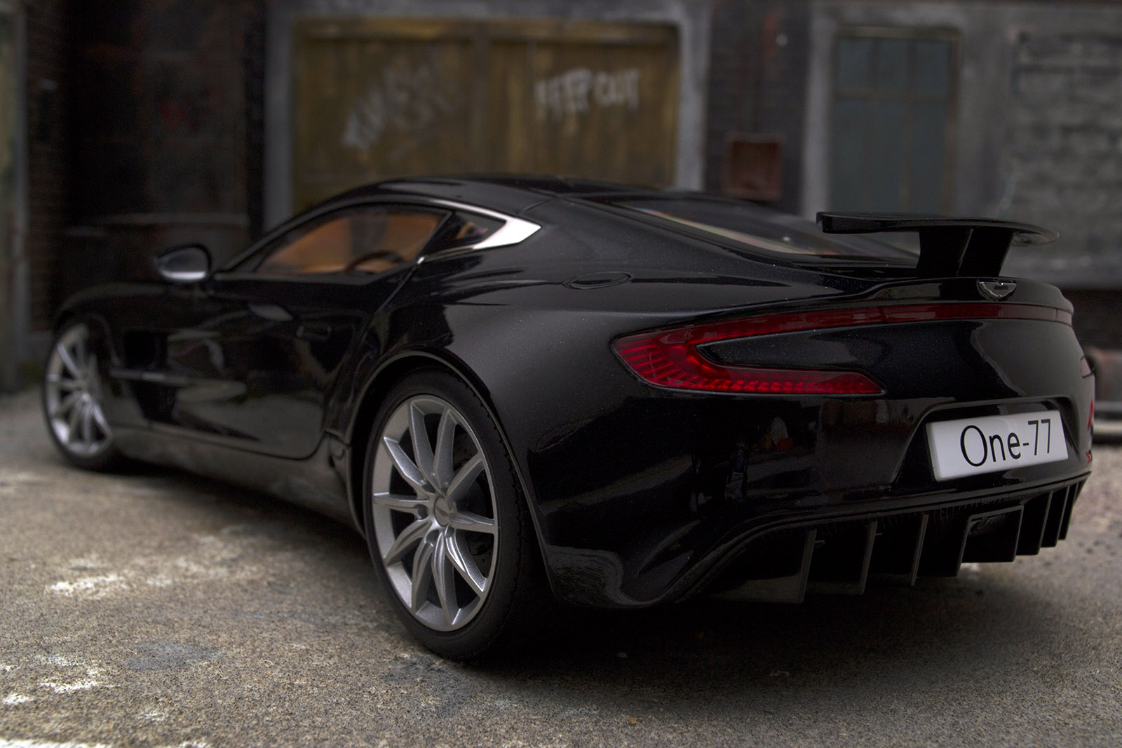 Aston Martin One-77 coupe 77 black pearl interieur orange 1/18 Autoart