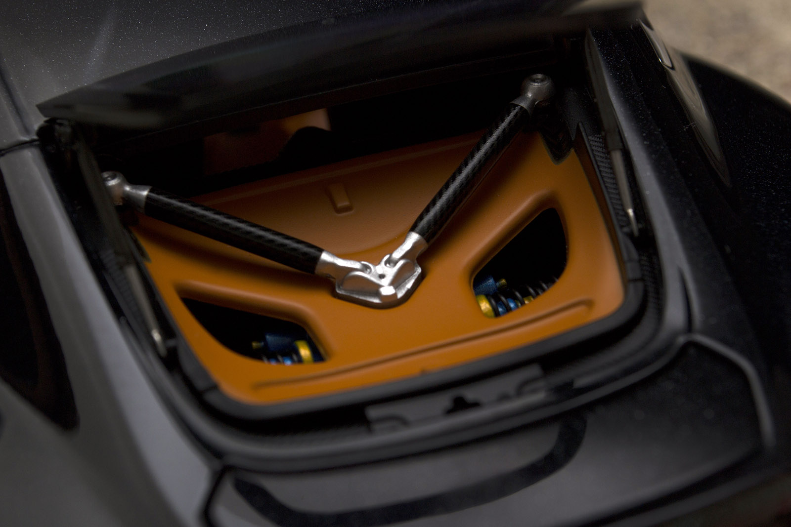 Aston Martin One-77 coupe 77 black pearl interieur orange 1/18 Autoart