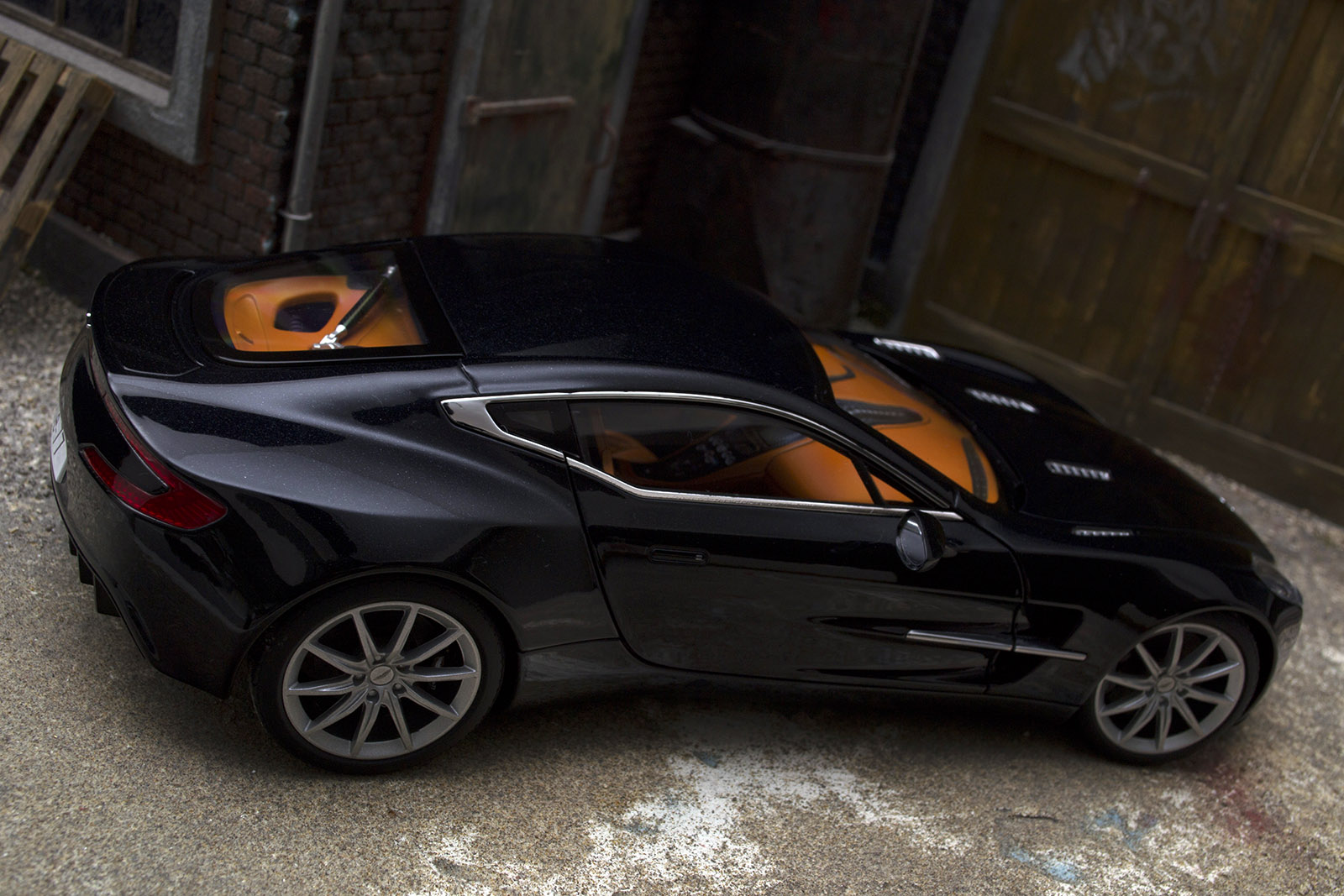 Aston Martin One-77 coupe 77 black pearl interieur orange 1/18 Autoart