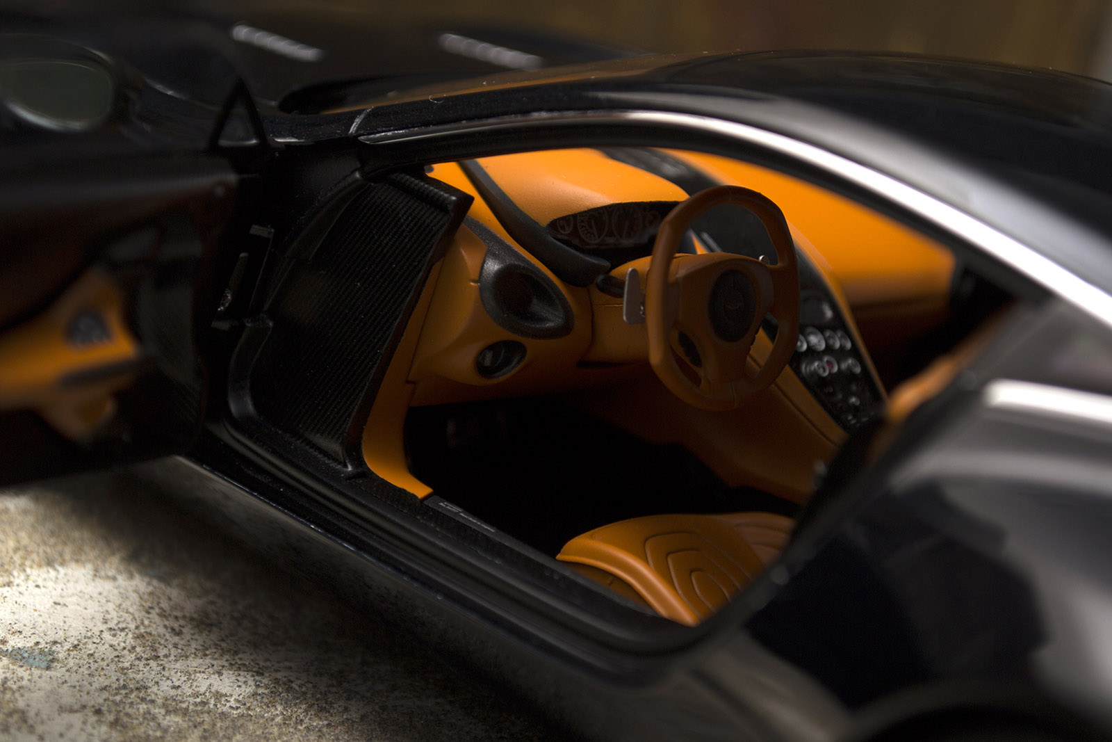 Aston Martin One-77 coupe 77 black pearl interieur orange 1/18 Autoart