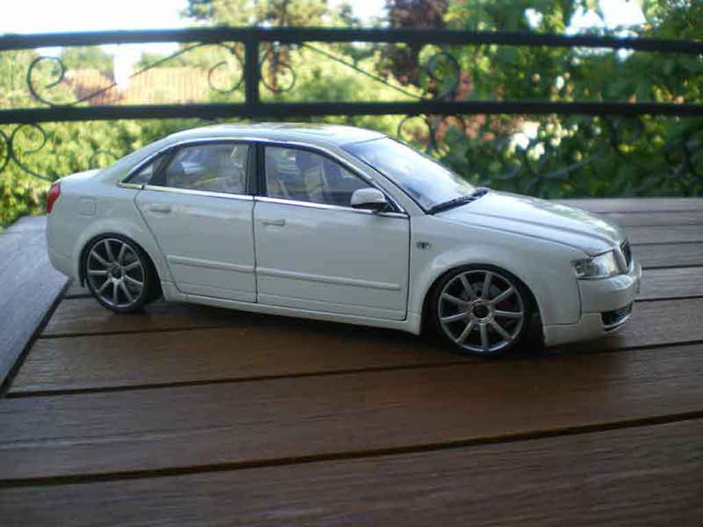 Audi A4 berline b6 s-line white jantes 19 pouces 1/18 Minichamps