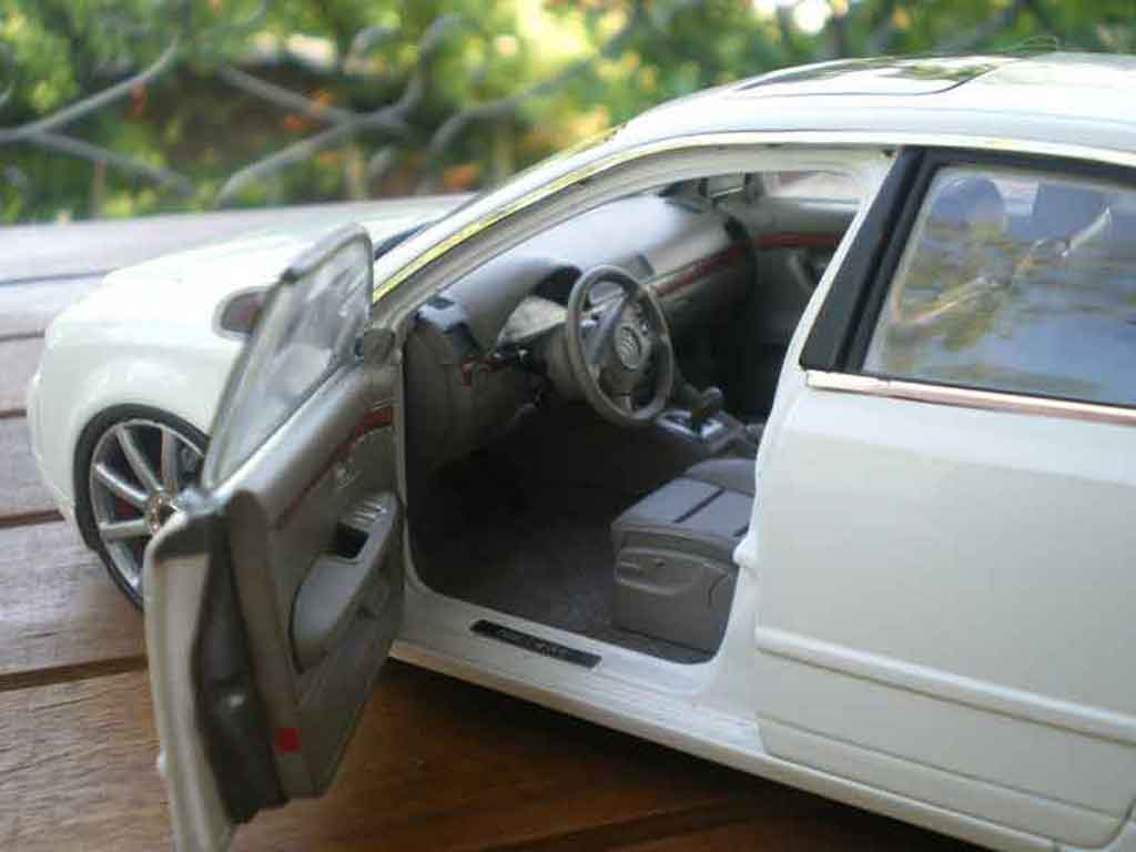 Audi A4 berline b6 s-line white jantes 19 pouces 1/18 Minichamps