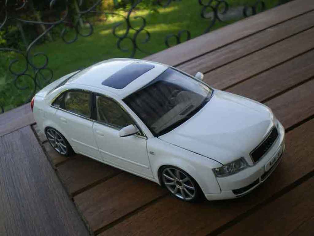 Audi A4 berline b6 s-line white jantes 19 pouces 1/18 Minichamps