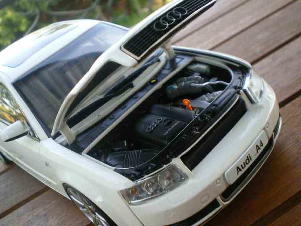 Audi A4 berline b6 s-line white jantes 19 pouces 1/18 Minichamps