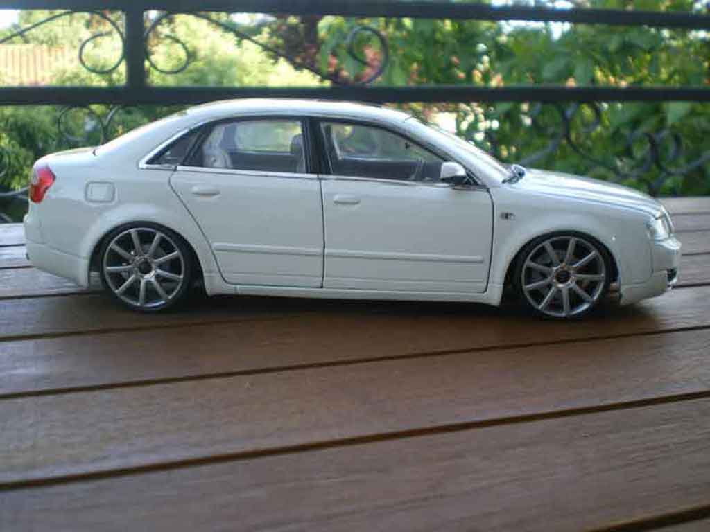Audi A4 berline b6 s-line white jantes 19 pouces 1/18 Minichamps