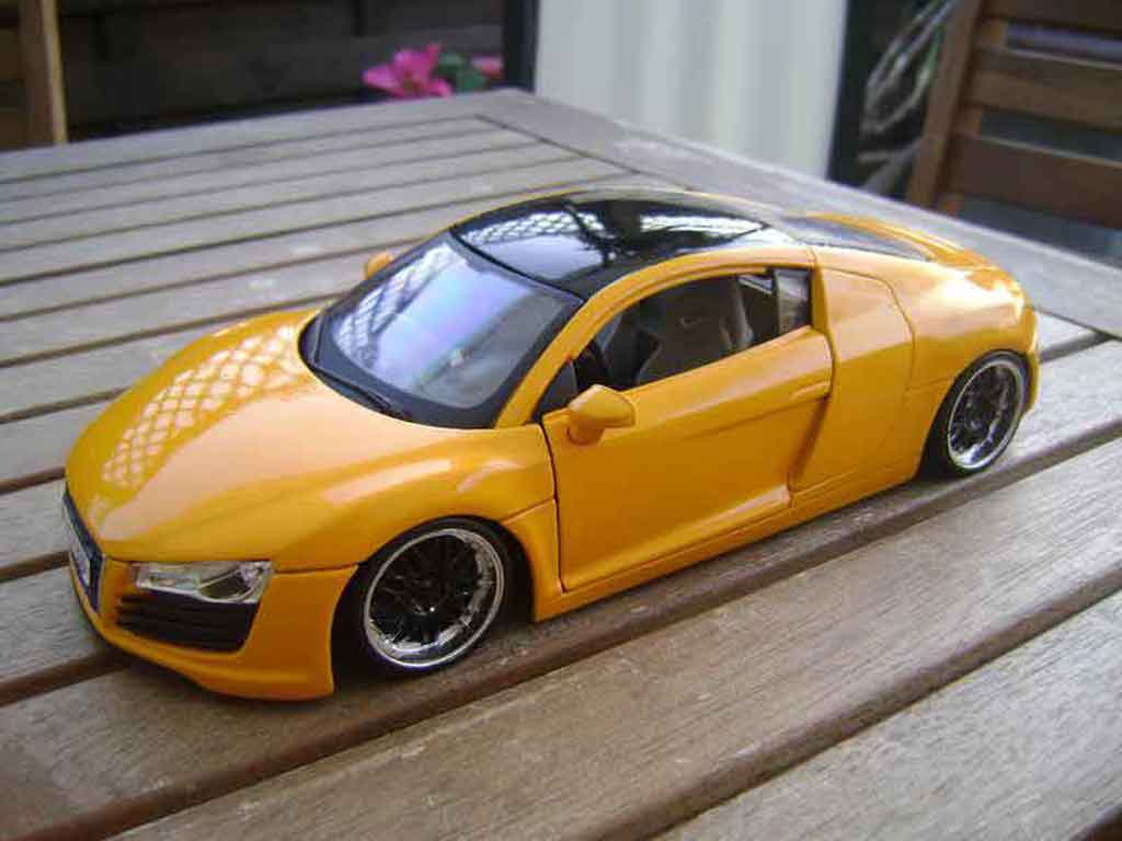 Audi R8 4.2 fsi . yellow jantes 19 pouces blacks 1/18 Maisto