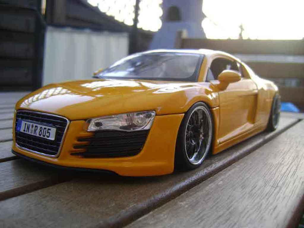 Audi R8 4.2 fsi . yellow jantes 19 pouces blacks 1/18 Maisto