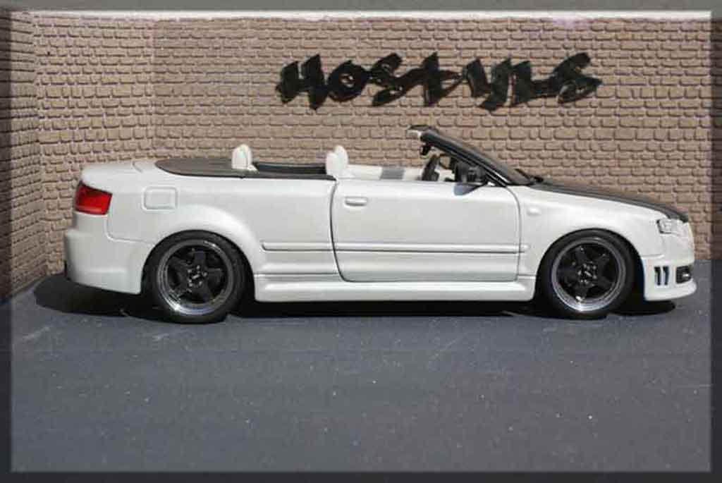Audi RS4 cabriolet carbon & white 1/18 Maisto