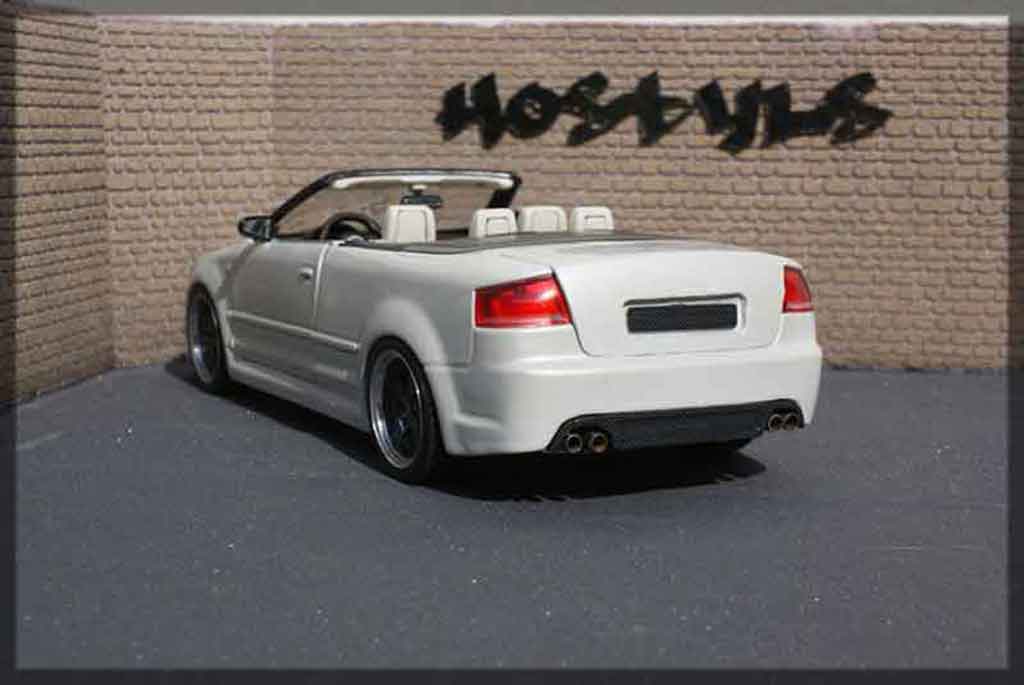 Audi RS4 cabriolet carbon & white 1/18 Maisto
