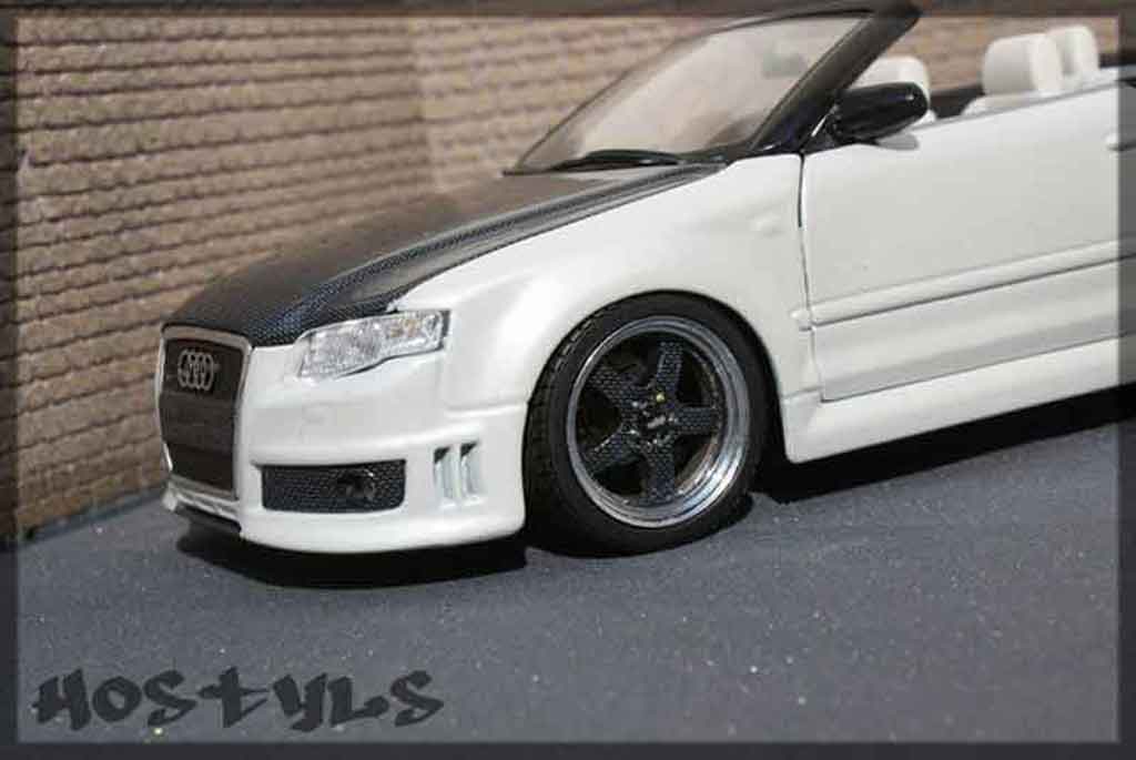 Audi RS4 cabriolet carbon & white 1/18 Maisto