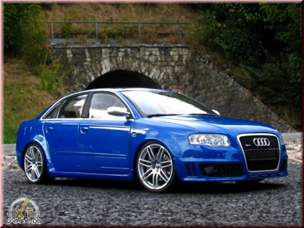 Audi RS4 berline blue kit suspension rabaissee 1/18 Minichamps