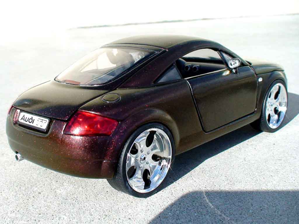 Audi TT coupe firefly peinture cameleon 1/18 Revell