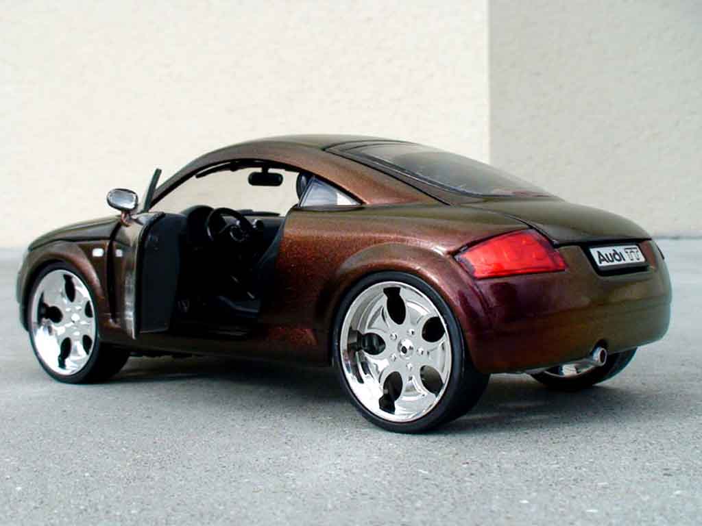 Audi TT coupe firefly peinture cameleon 1/18 Revell