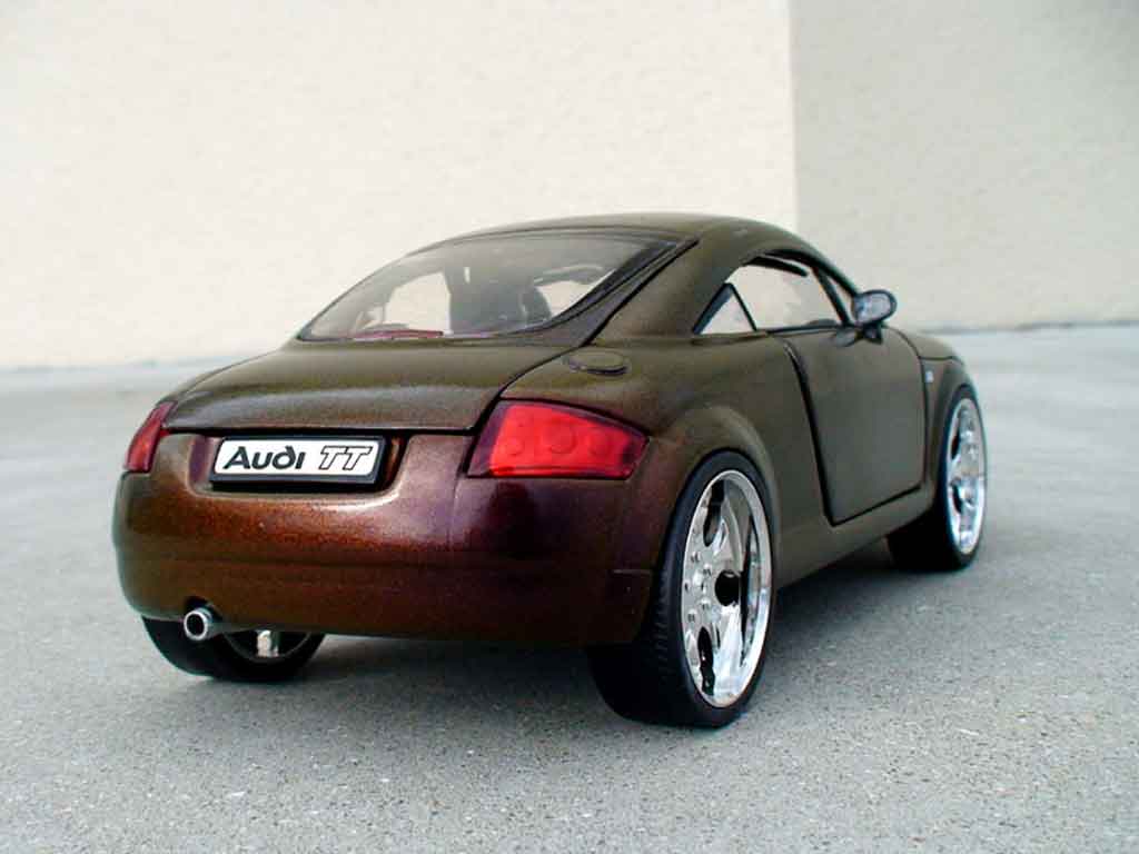 Audi TT coupe firefly peinture cameleon 1/18 Revell