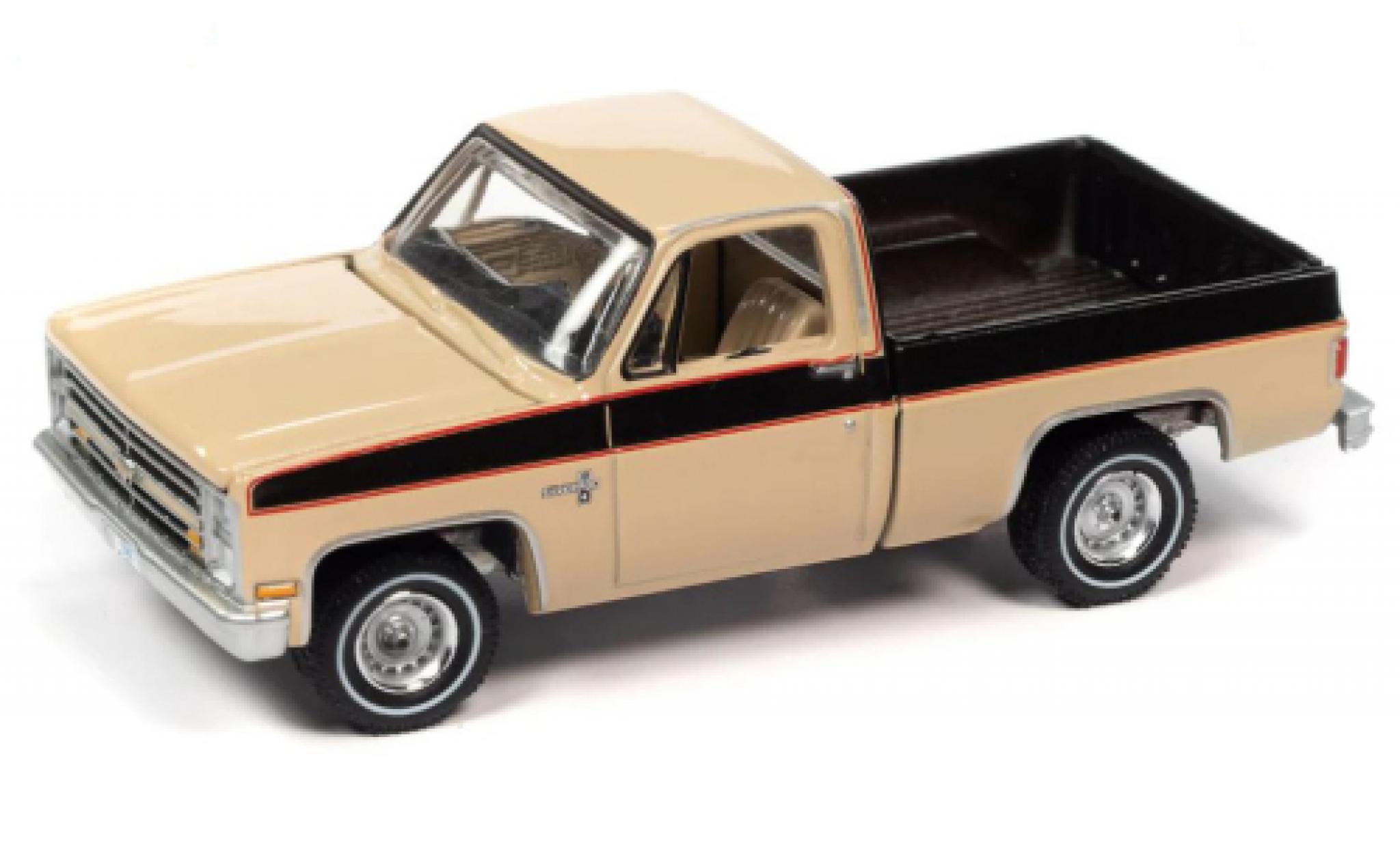 Chevrolet Silverado 1/64 Auto World 10 Fleetside beige/brun 1985 diecast model cars