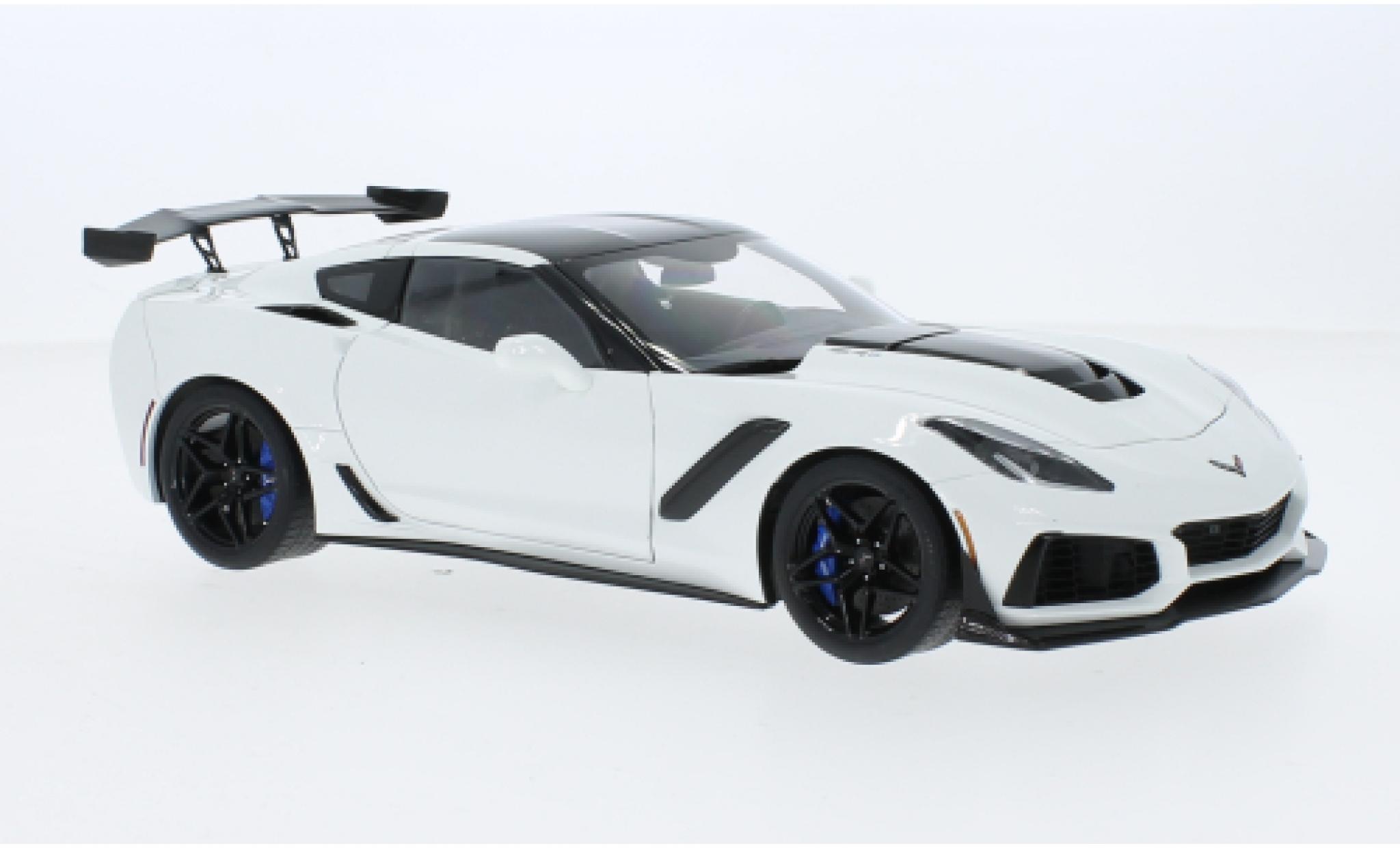Chevrolet Corvette 1/18 AUTOart (C7) ZR1 white 2019 diecast model cars
