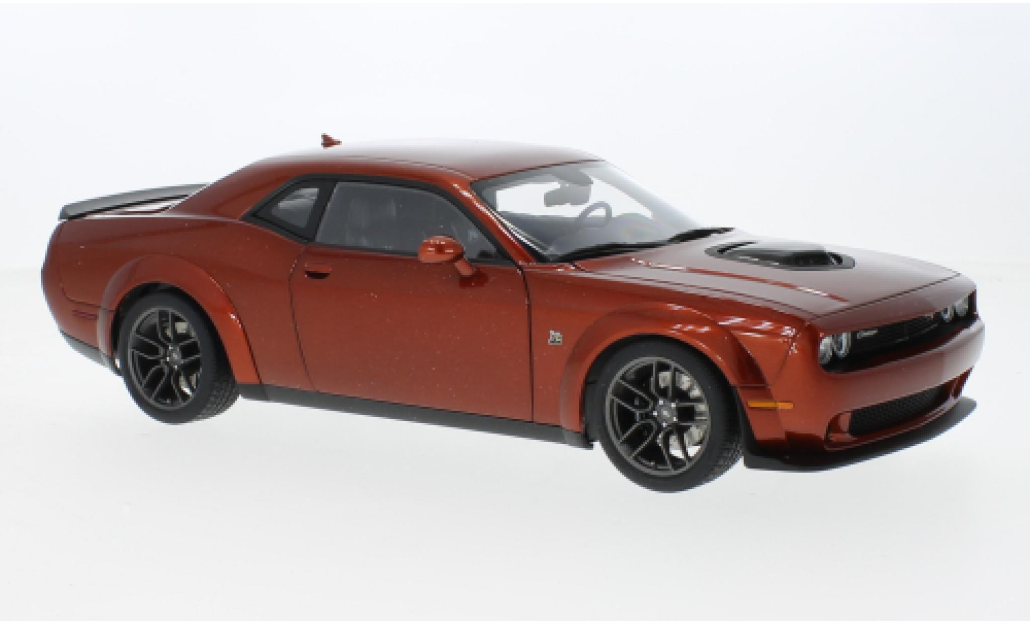 Dodge Challenger 1/18 AUTOart R/T Scat Pack Shaker Widebody metallise brun 2022 diecast model cars