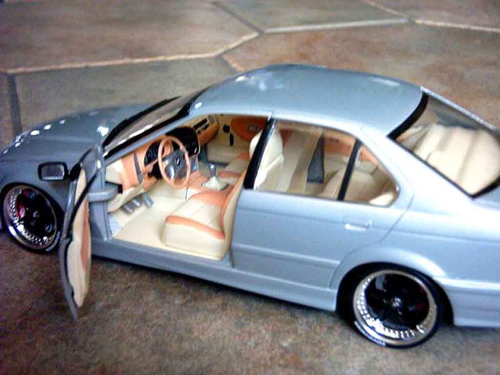Bmw 318 tuning E36 is berline jantes racing harts 18 pouces 1/18 Ut Models