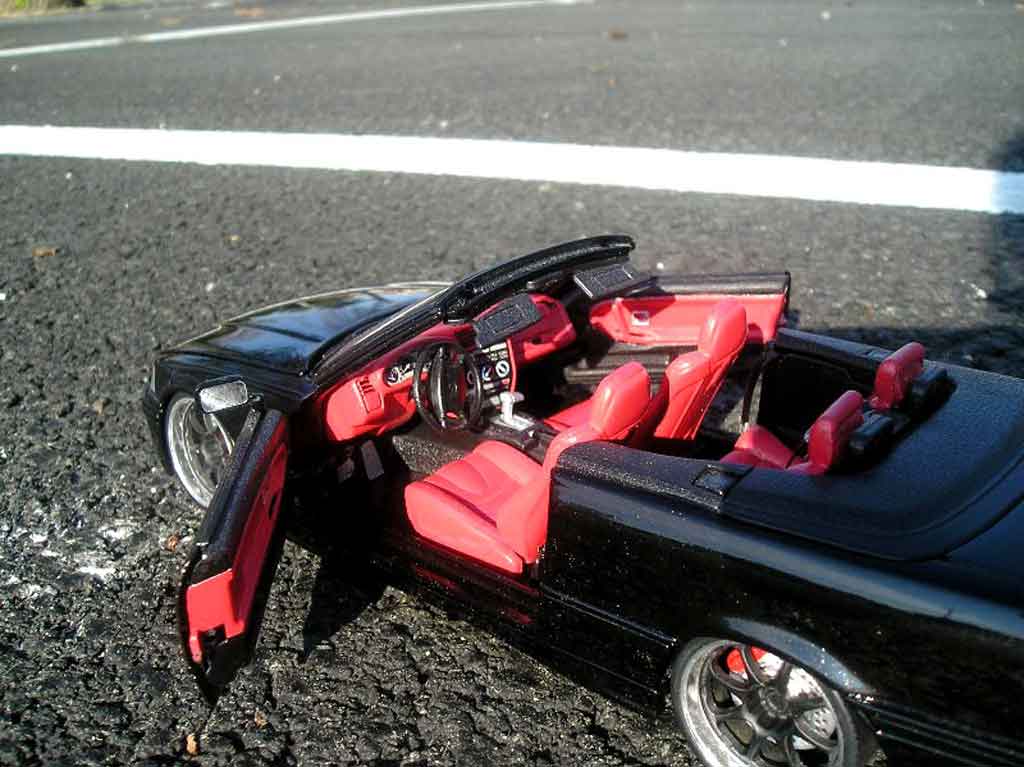 Bmw 325 Cabriolet E36 black interieur cuir red jantes blacks bords chromes 1/18 Maisto
