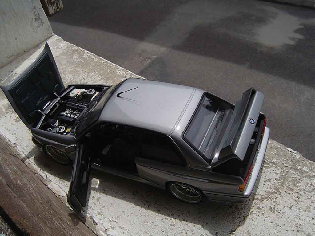 Bmw M3 coupe E30 grey jantes de m3 e46 avec cerclage chrome 1/18 Kyosho