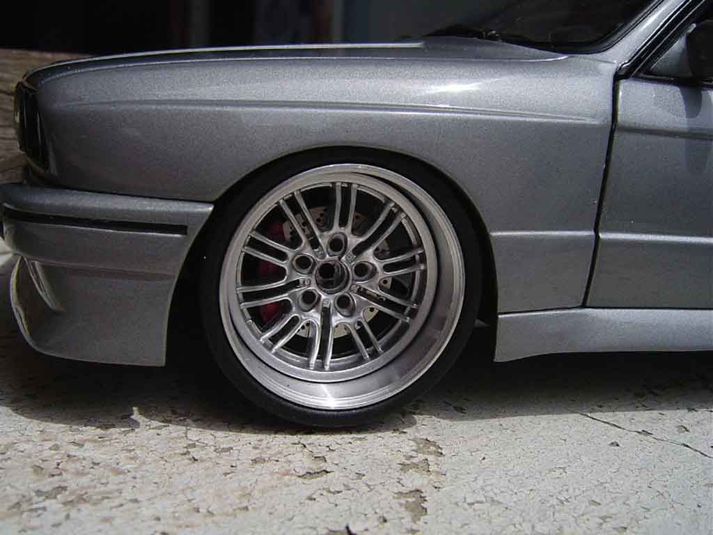 Bmw M3 coupe E30 grey jantes de m3 e46 avec cerclage chrome 1/18 Kyosho