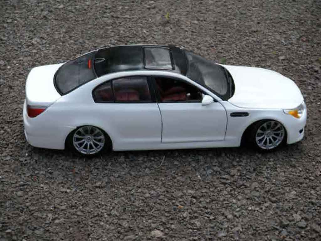 Bmw M5 berline E60 white et black 1/18 Maisto