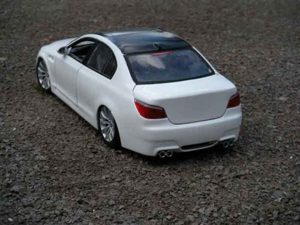 Bmw M5 berline E60 white et black 1/18 Maisto