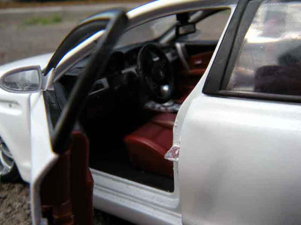 Bmw M5 berline E60 white et black 1/18 Maisto