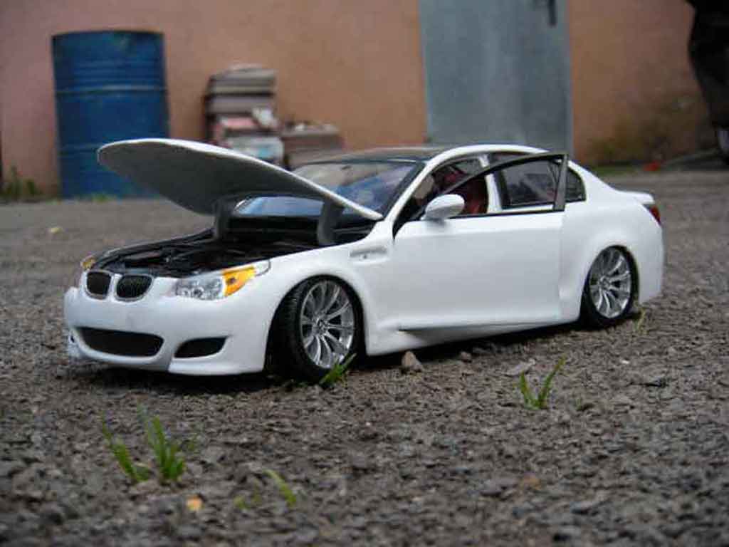 Bmw M5 berline E60 white et black 1/18 Maisto
