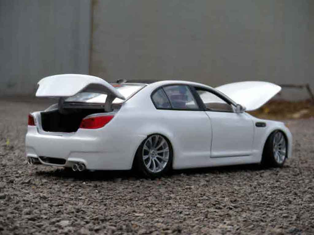 Bmw M5 berline E60 white et black 1/18 Maisto
