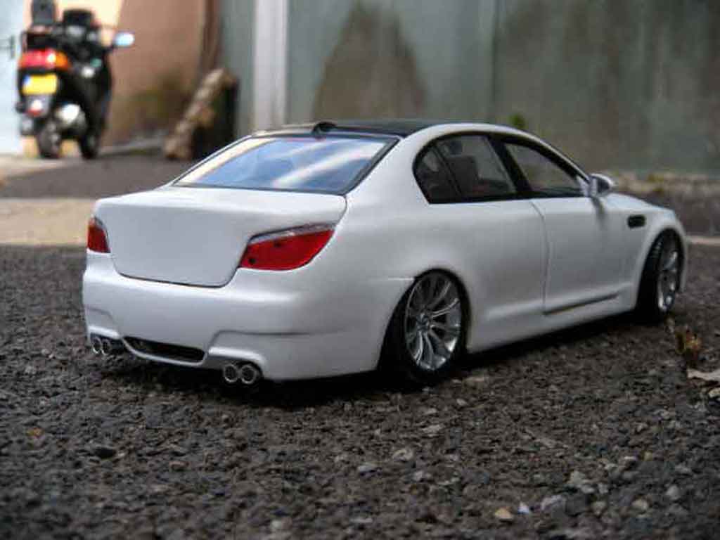 Bmw M5 berline E60 white et black 1/18 Maisto