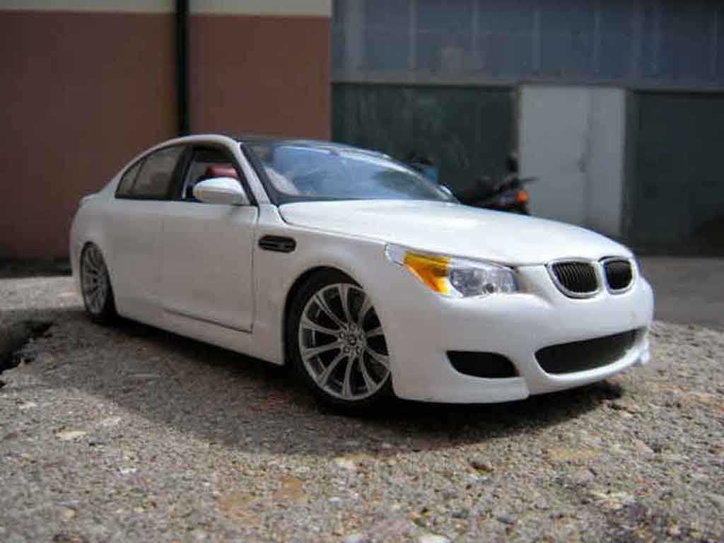 Bmw M5 berline E60 white et black 1/18 Maisto