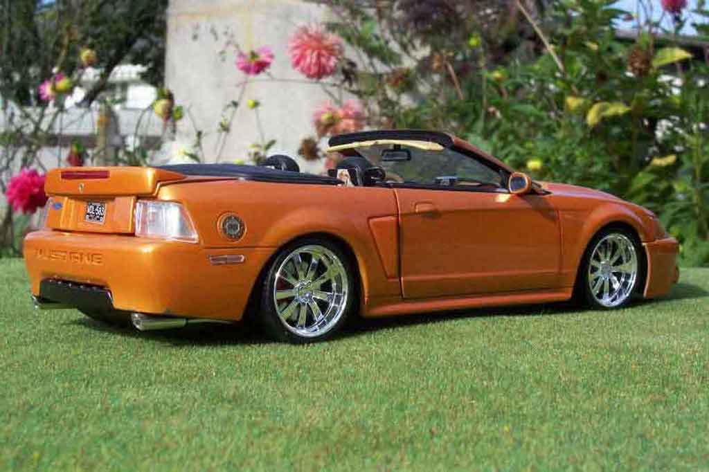 Ford Mustang 2003 svt cabriolet orange juice 1/18 Ut Models