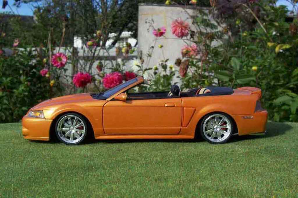 Ford Mustang 2003 svt cabriolet orange juice 1/18 Ut Models
