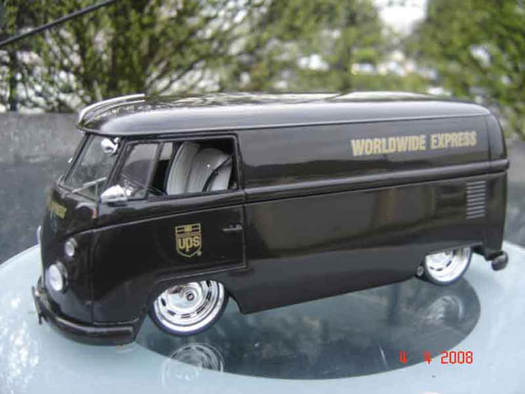 Volkswagen Combi Base ups 1/18 Solido