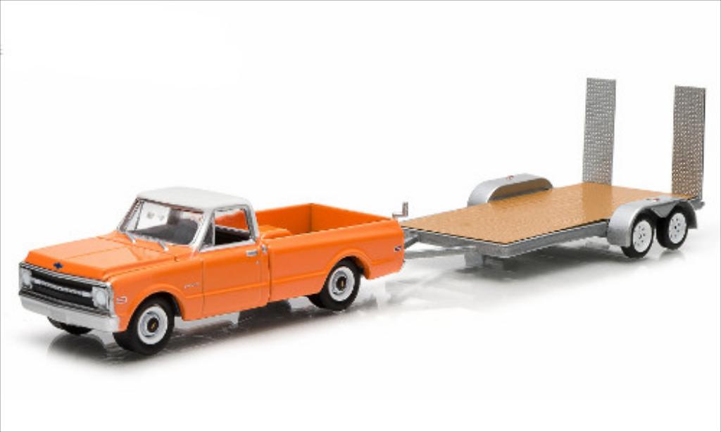 Chevrolet C-10 1/64 Greenlight Pick-Up mit 2-Achs-Flachbetthanger 1969 diecast model cars