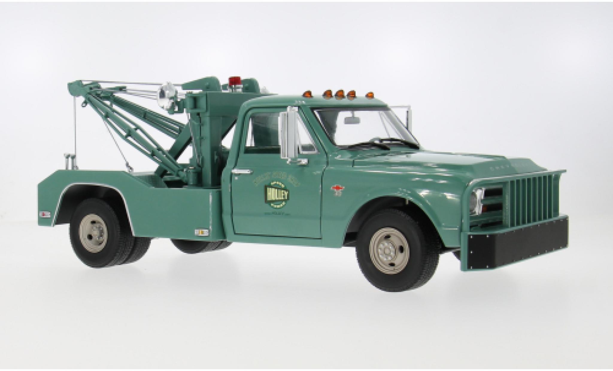 Chevrolet C-30 1/18 Greenlight Dually Wrecker green 1967 Holley Speed Shop 1:18 diecast model cars
