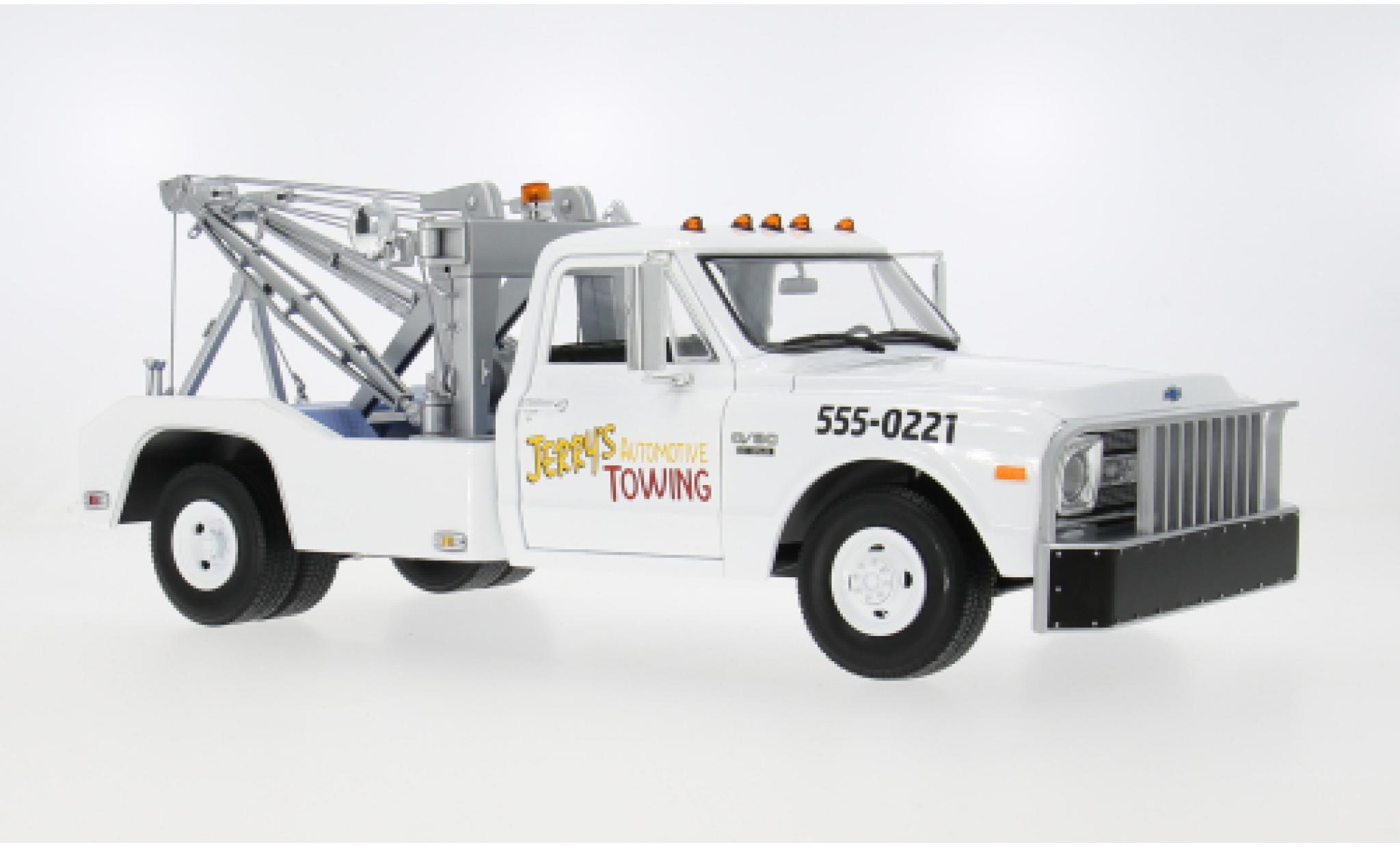 Chevrolet C-30 1/18 Greenlight Dually Wrecker white 1969 Jerry&rsquo;s Towing Fall Guy Stuntman 1:18 diecast model cars