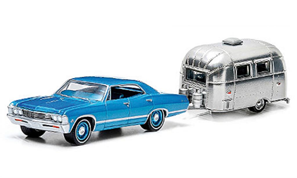 Chevrolet Impala 1/64 Greenlight Sport Sedan blue und Airstream 16 Bambi 1967 diecast model cars