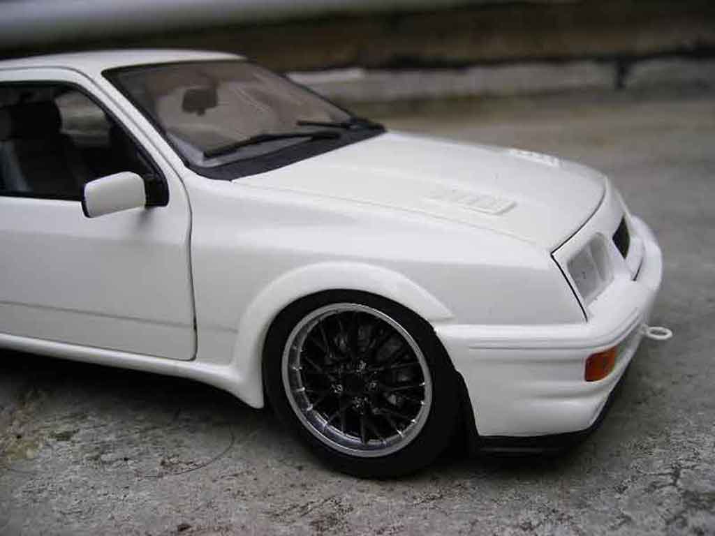 Ford Sierra Cosworth RS tuning white 1/18 Minichamps