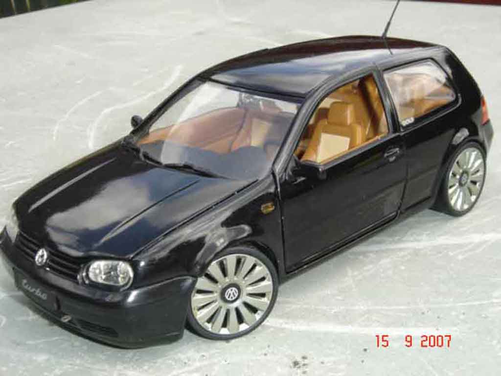 Volkswagen Golf GTI 3.2 turbo 1/18 Revell