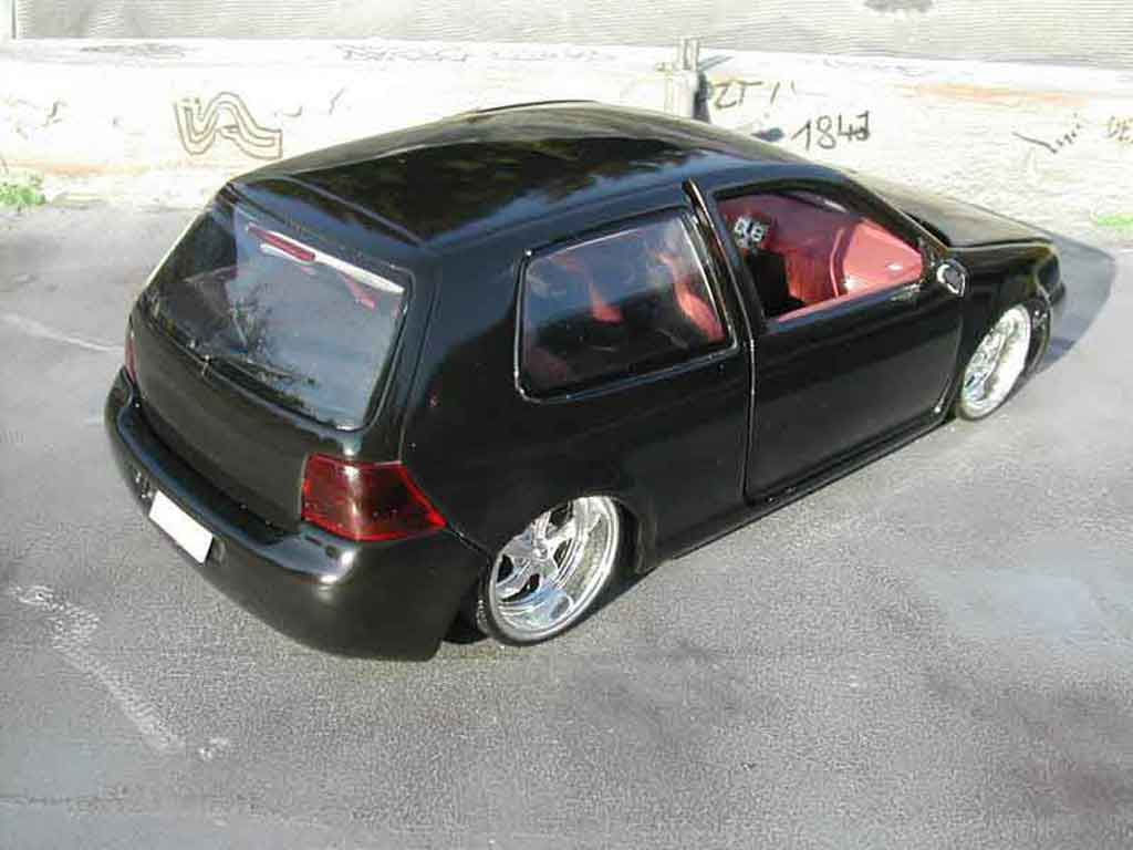 Volkswagen Golf GTI p.i.m.p 1/18 Revell