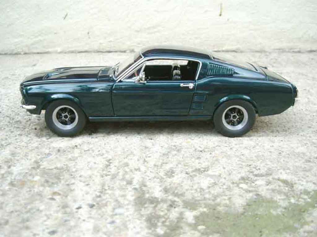Ford Mustang Bullitt gt replique 1967 1/18 Johnny Lightning