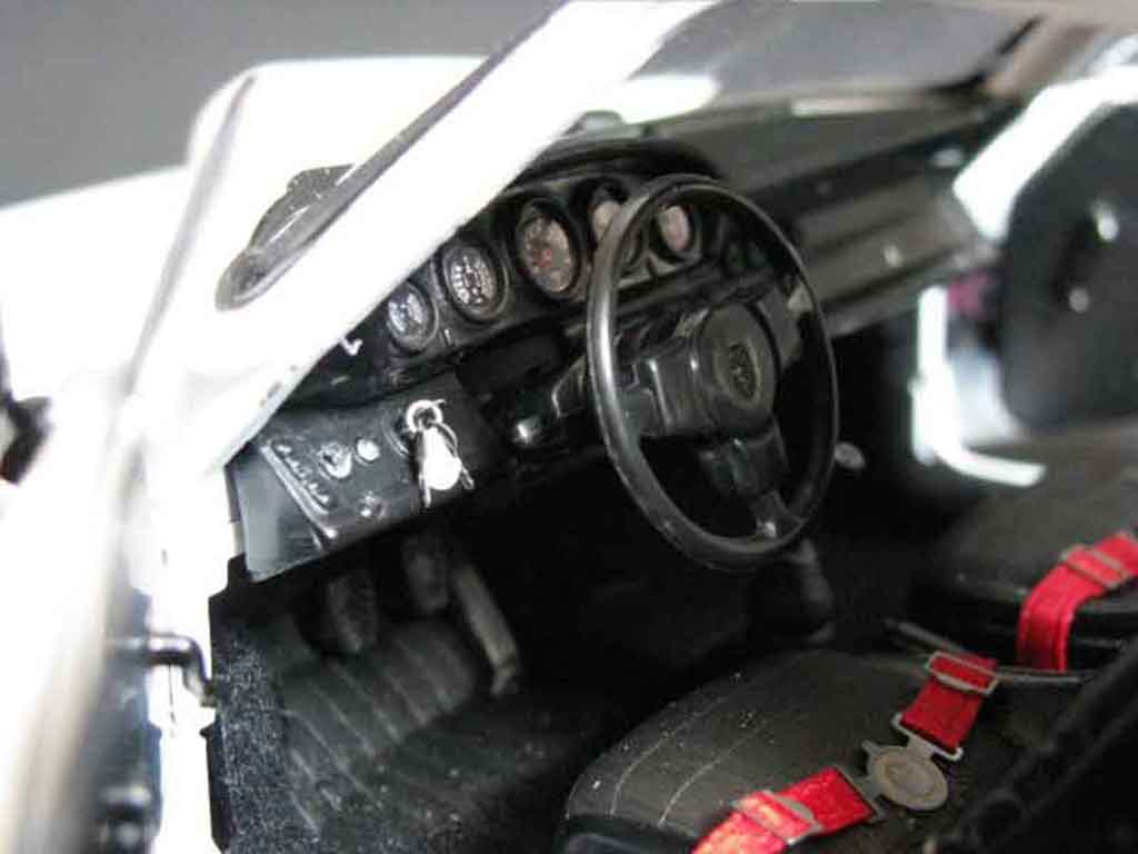 Porsche 911 RS 3.0 carrera white 1/18 Universal Hobbies