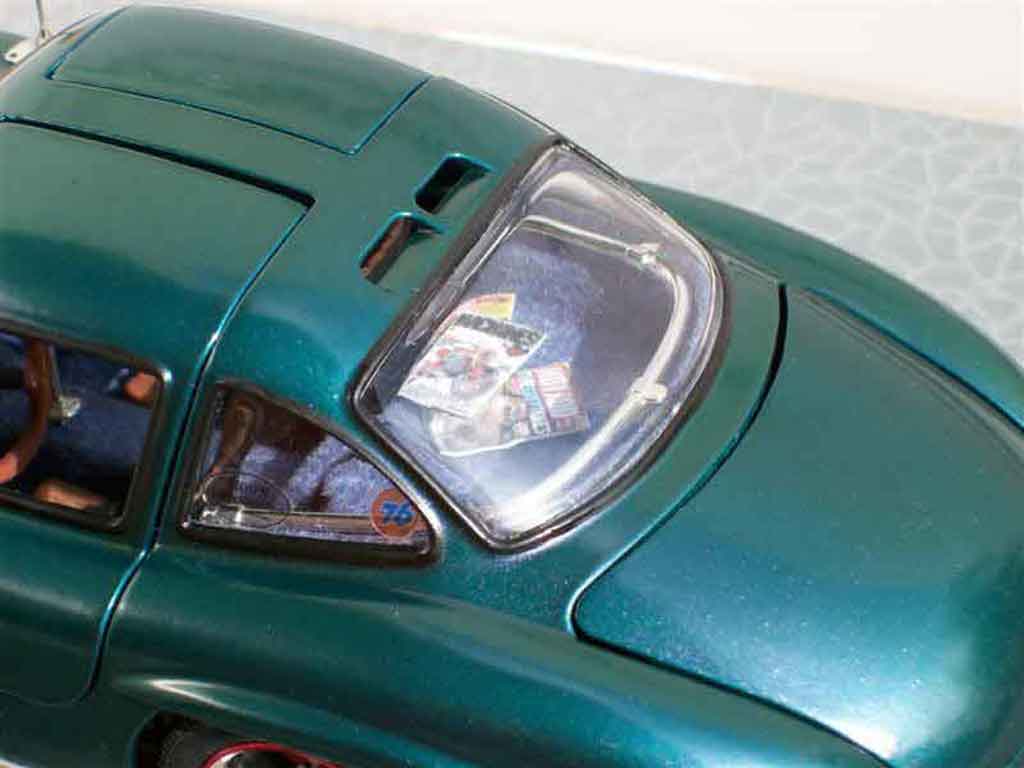 Mercedes 300 Base urban hot rod 1/18 Burago