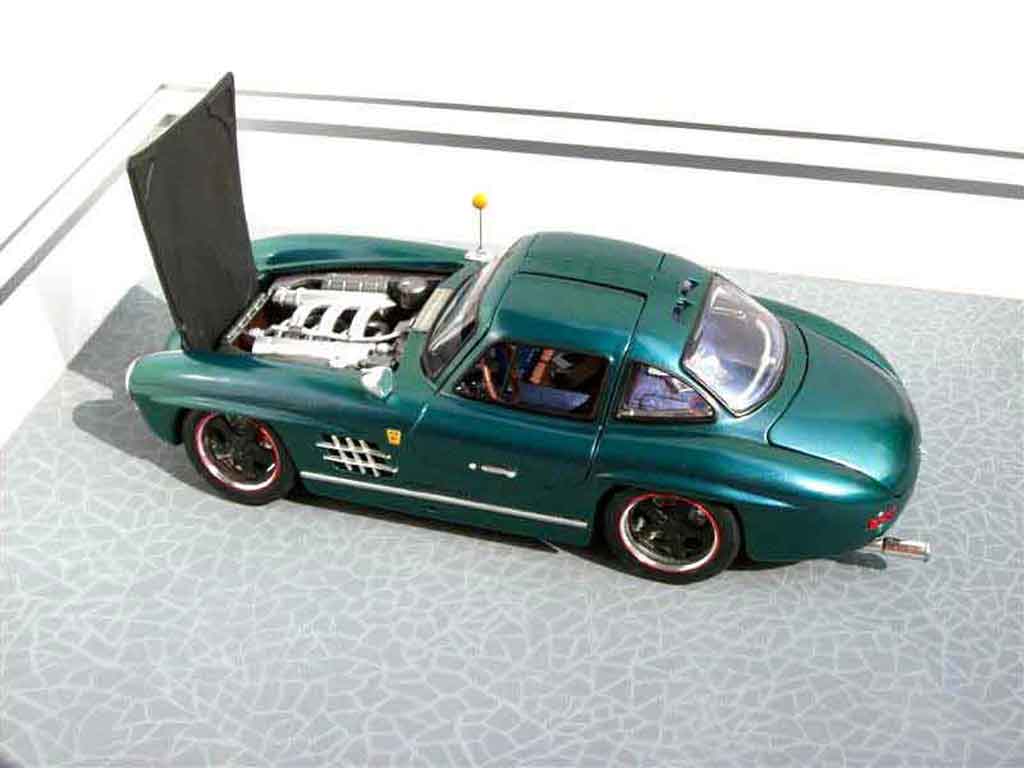 Mercedes 300 Base urban hot rod 1/18 Burago