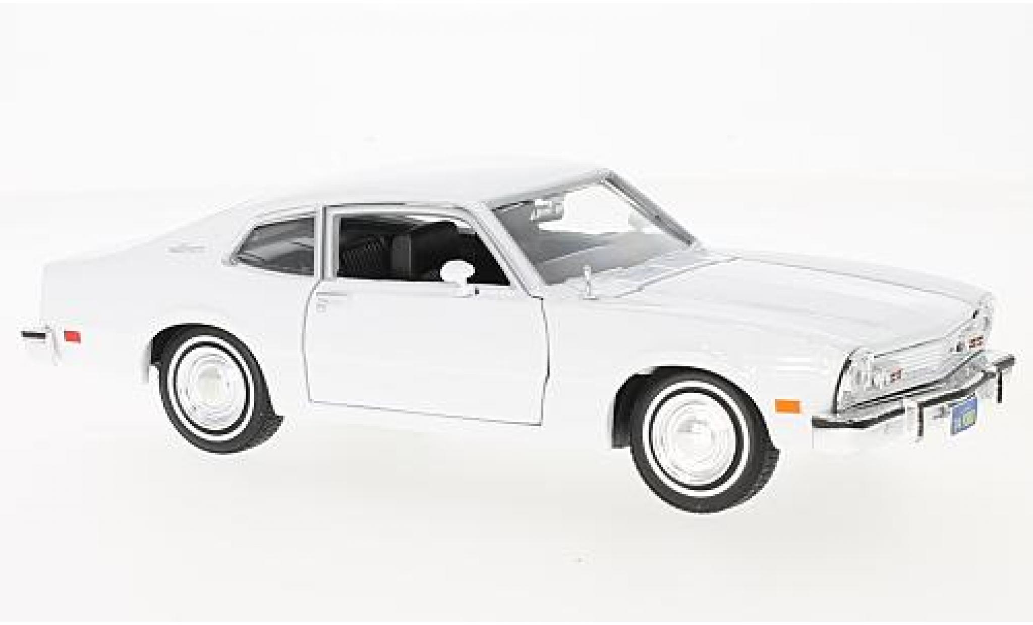 Ford Maverick 1/24 Motormax Grabb white 1:24 diecast model cars